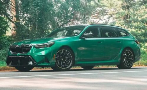 2025宝马M5 Touring评测：一台“喝油混动”+“皮卡体重”的性能wagon