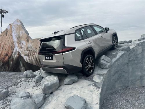 丰田首款域控燃油SUV 全新换代威兰达上市 超配换购价15.98万起