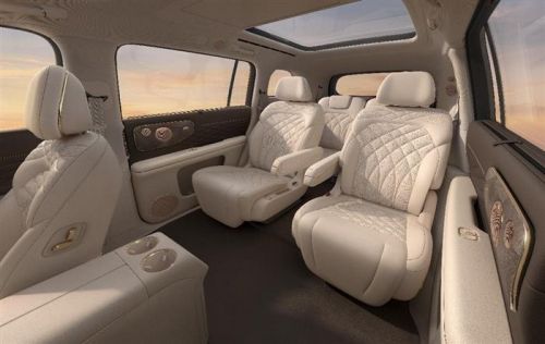 30万级大六座SUV,智己LS9和问界M8,哪款更值得推荐?