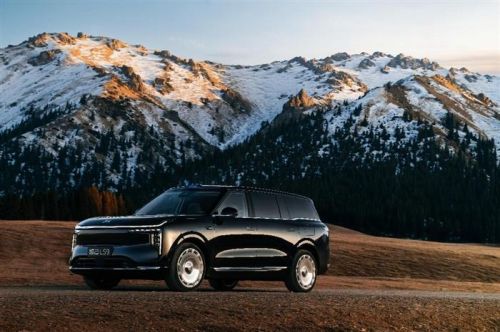 30万级大六座SUV,智己LS9和问界M8,哪款更值得推荐?