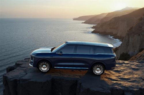 30万级大六座SUV,智己LS9和问界M8,哪款更值得推荐?