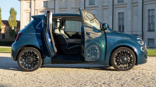 搭载燃油发动机的新款菲亚特500：从容不迫的城市之选