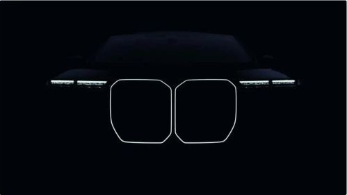 全新宝马7系将保留超大格栅与分体式大灯