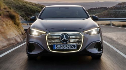 即便是2027款奔驰C级纯电版入门款，也标配三块屏幕